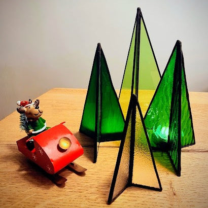 Glas in lood kerstbomen en rendierdecoratie op houten tafel, Maak Atelier Antwerpen workshops