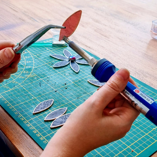 Handgemaakte glas in lood bloem maken tijdens Tiffany workshop in Antwerpen bij Maak Atelier