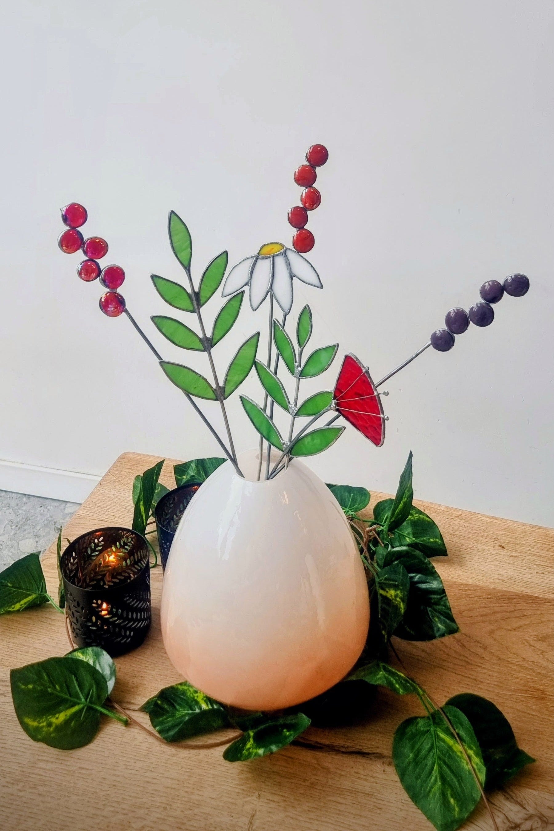 Handgemaakte glas in lood bloemen in witte vaas, sfeervolle decoratie bij Maak Atelier Antwerpen.