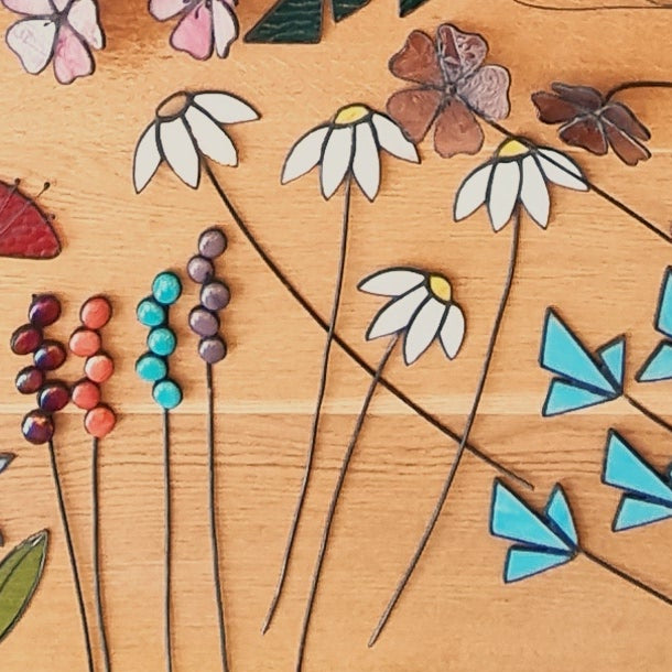 Handgemaakte glas in lood bloemen en vlinders op houten achtergrond, Tiffany stijl, Maak Atelier.