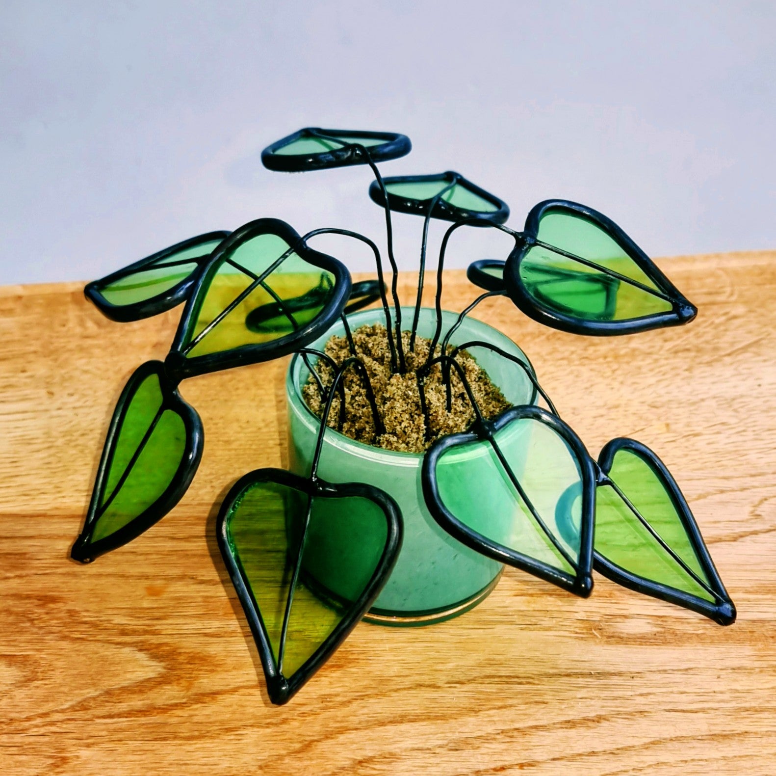 Handgemaakte glas in lood bloem in groene pot op houten tafel, Maak Atelier cadeau Antwerpen
