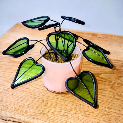 Handgemaakte glas in lood bloem in pot, Tiffany stijl, op houten tafel bij Maak Atelier Antwerpen.