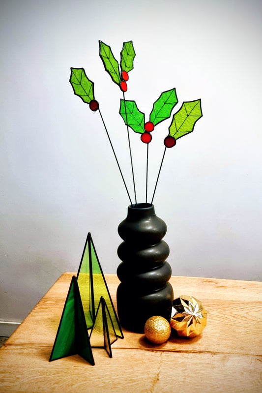 Handgemaakte glas in lood kerstdecoratie met hulstblaadjes in zwarte vaas, Maak Atelier