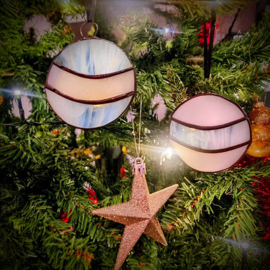 Twee handgemaakte glas in lood kerstornamenten in kerstboom, Maak Atelier workshop decoratie.