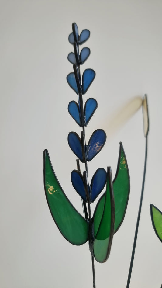 Handgemaakte Tiffany glas in lood bloem met blauwe blaadjes en groene bladeren, Maak Atelier