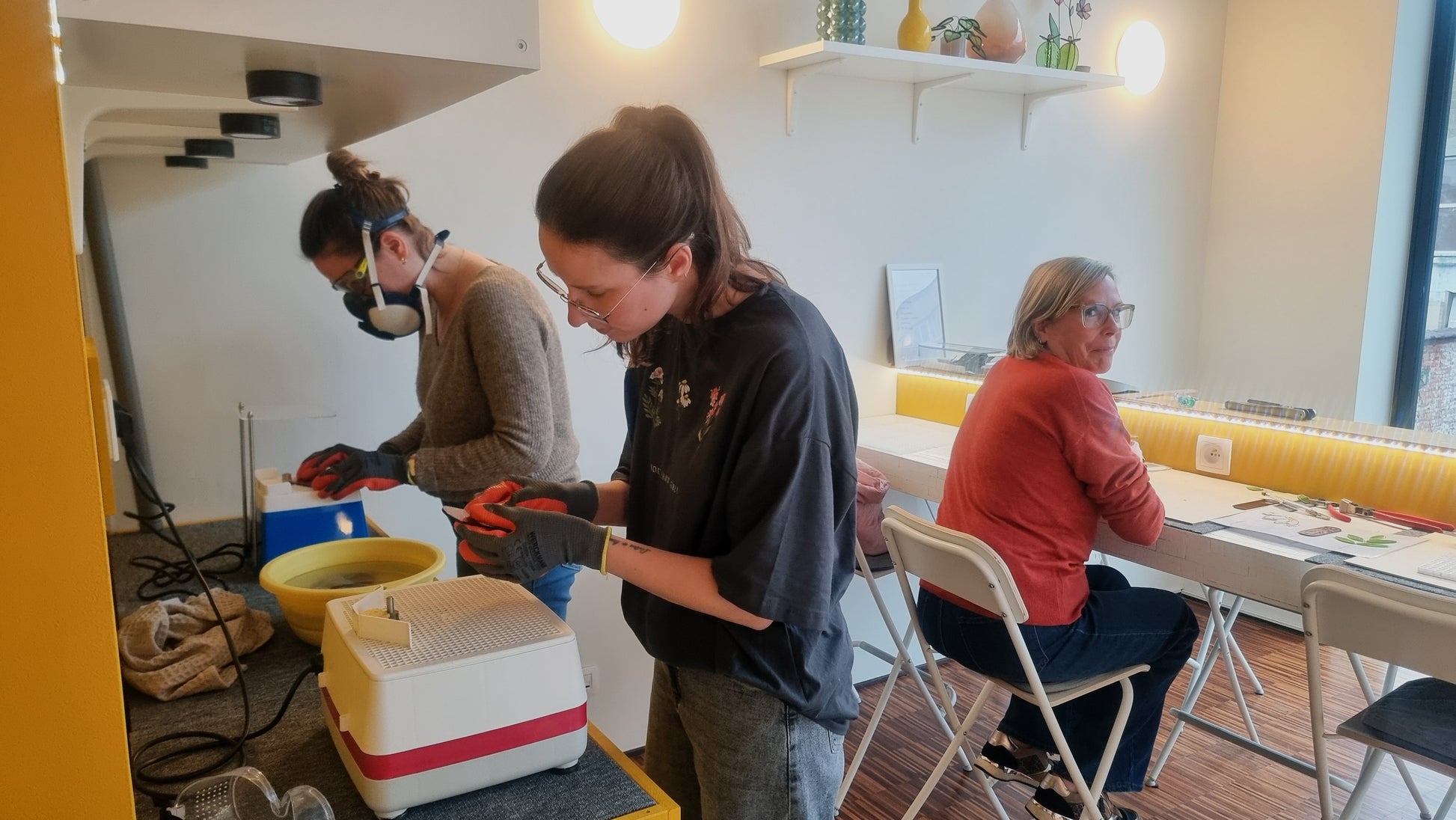 Deelnemers werken aan glas in lood bloemen workshop bij Maak Atelier in Antwerpen.