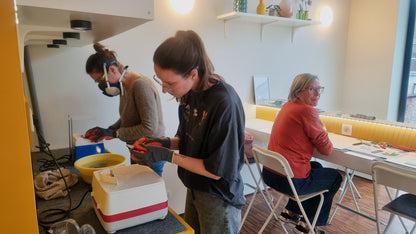 Deelnemers werken aan glas in lood bloemen workshop bij Maak Atelier in Antwerpen.