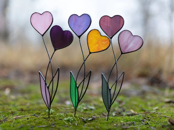 Handgemaakte glas in lood bloemen in hartvorm op mos, Maak Atelier Antwerpen cadeau