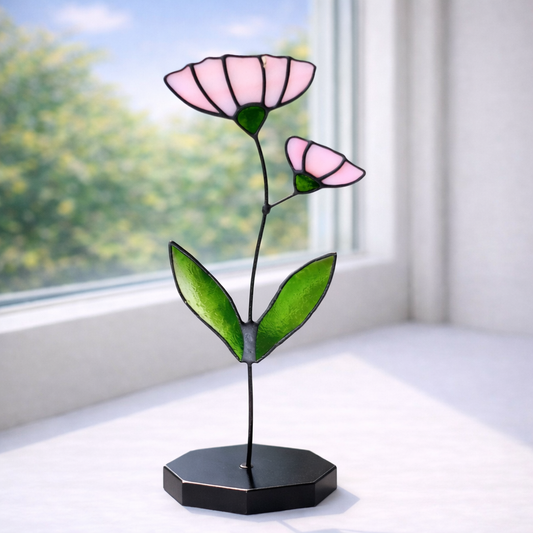 Handgemaakte glas in lood bloem in roze en groen op vensterbank, Maak Atelier Antwerpen